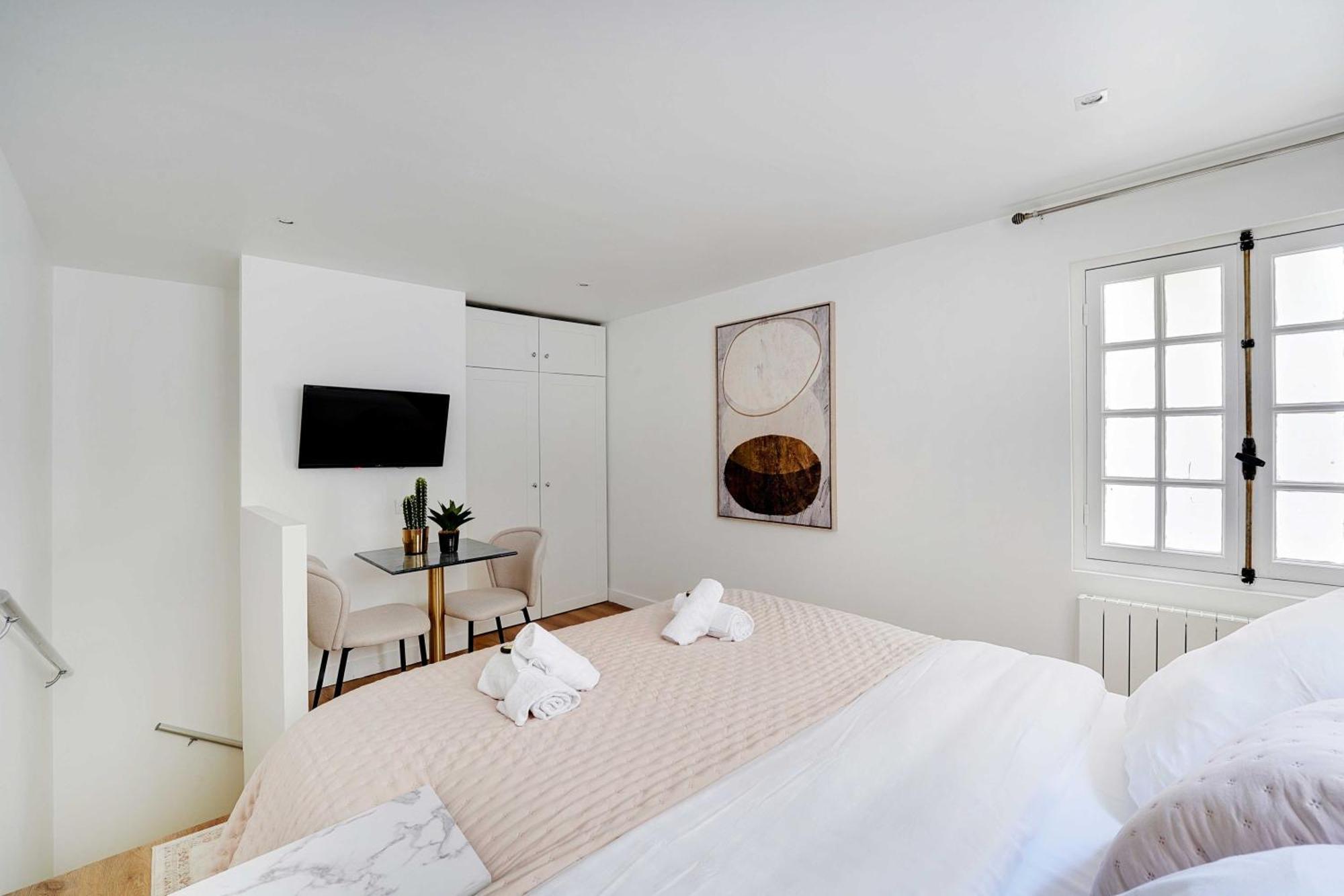 Modern - 2p - Canal Saint Martin Apartment *