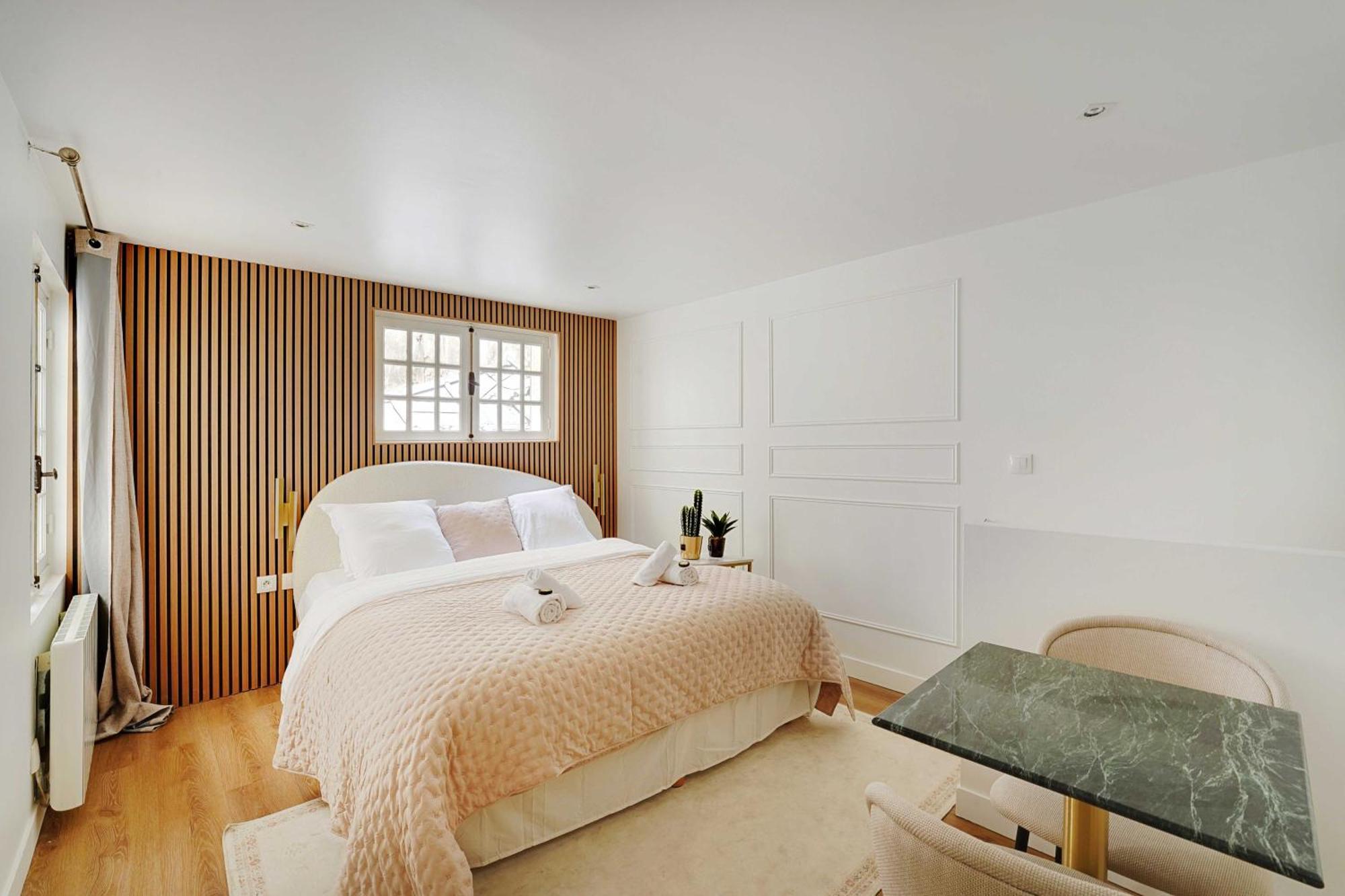 Modern - 2p - Canal Saint Martin Apartment